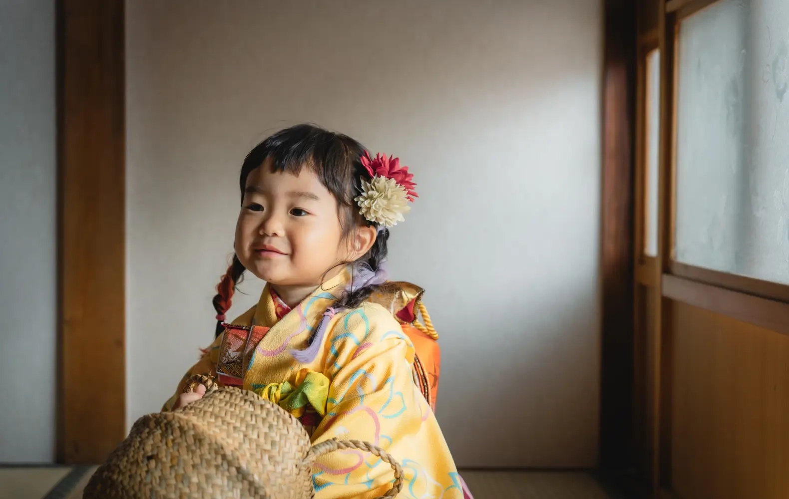 和装の子供の女の子が笑っている