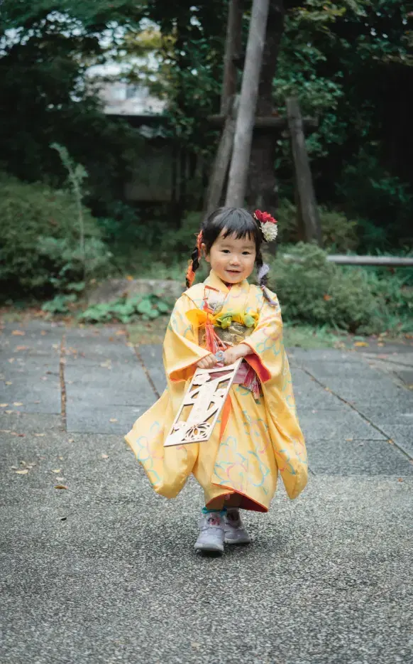 和装の小さい女の子が境内を歩いている