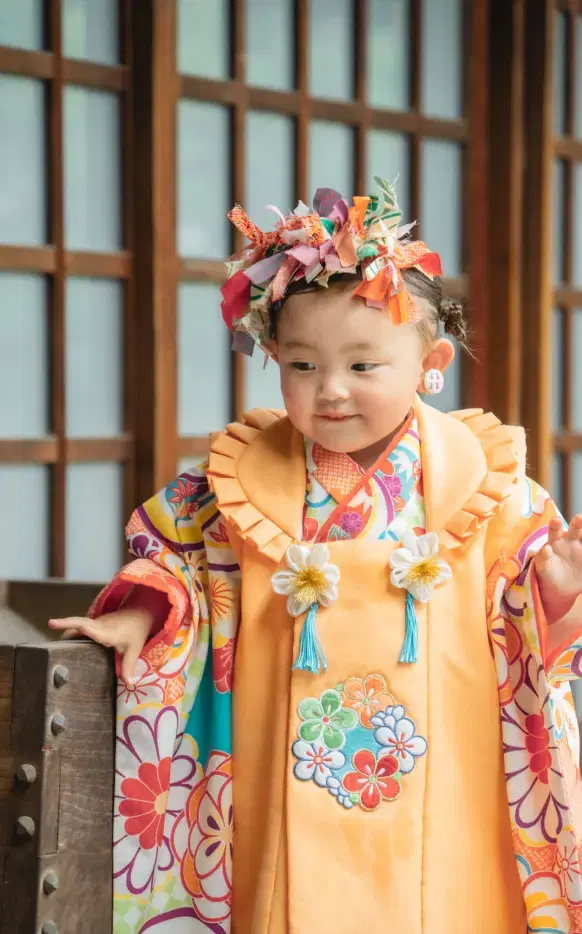かわいい髪飾りをした小さい女の子の画像