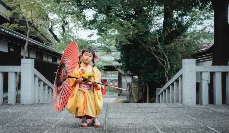 和傘を持った女の子が正面を向いている