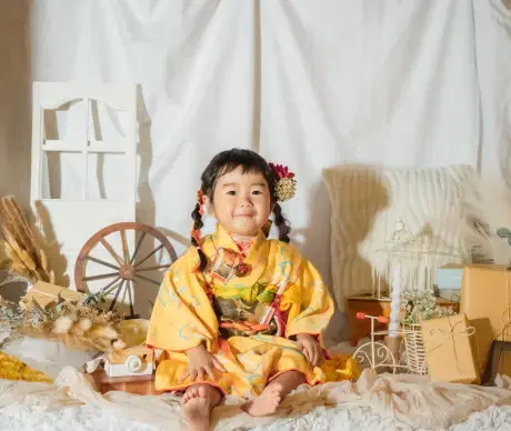 小さい子供が笑顔で正面を向いている