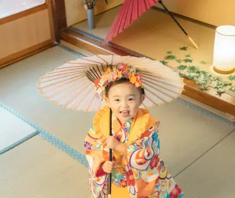 和傘を持った女の子が見上げている