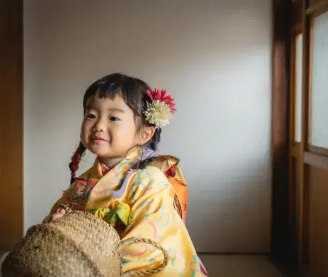 小さい子供が和装をして写っている